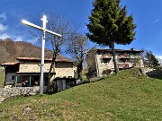 35 Alla bella radura prativa di Sonzogno (1018 m)  una bella croce a devozione e protezione